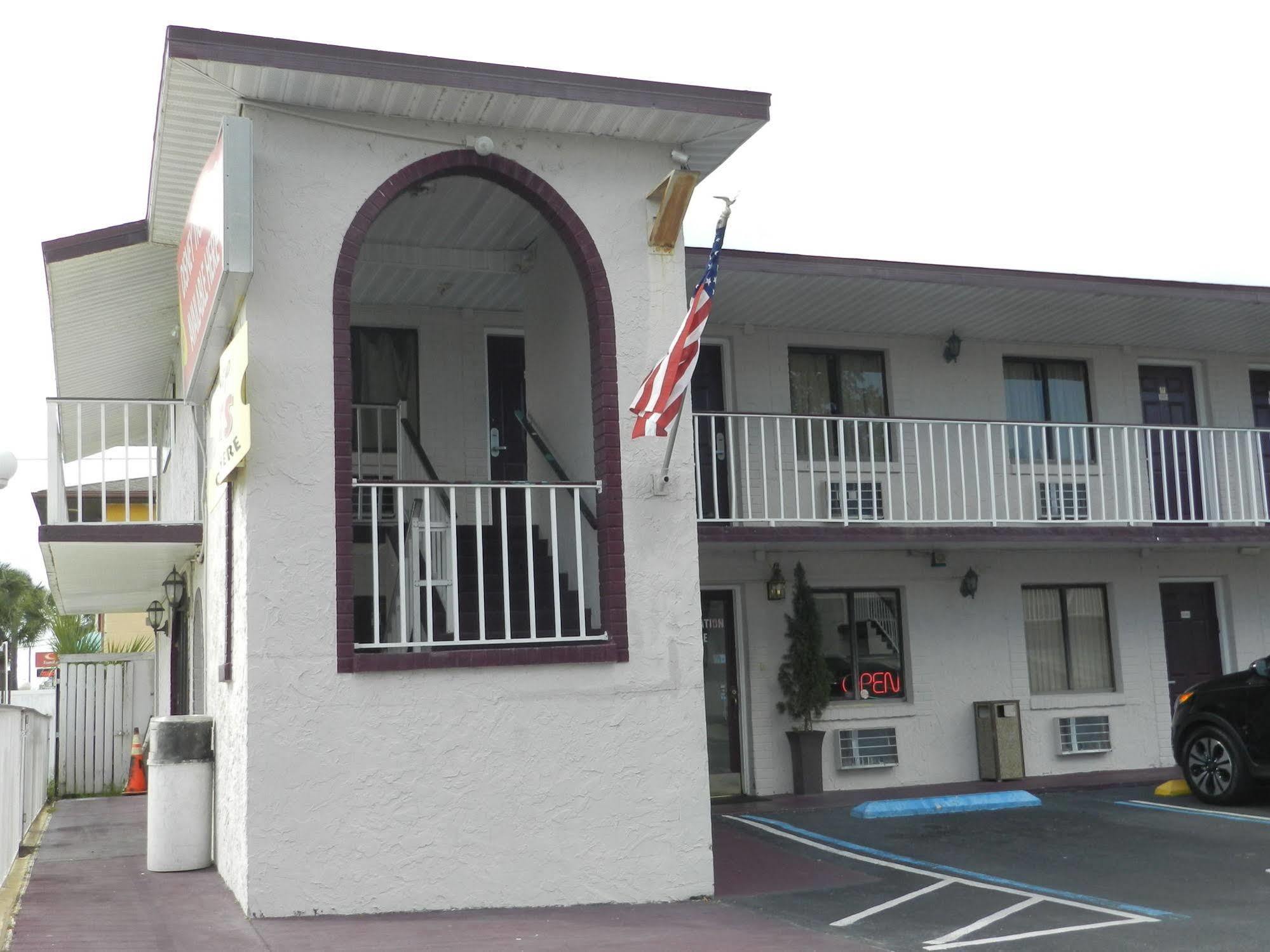 Maple Leaf Inn & Suites 키시미 외부 사진