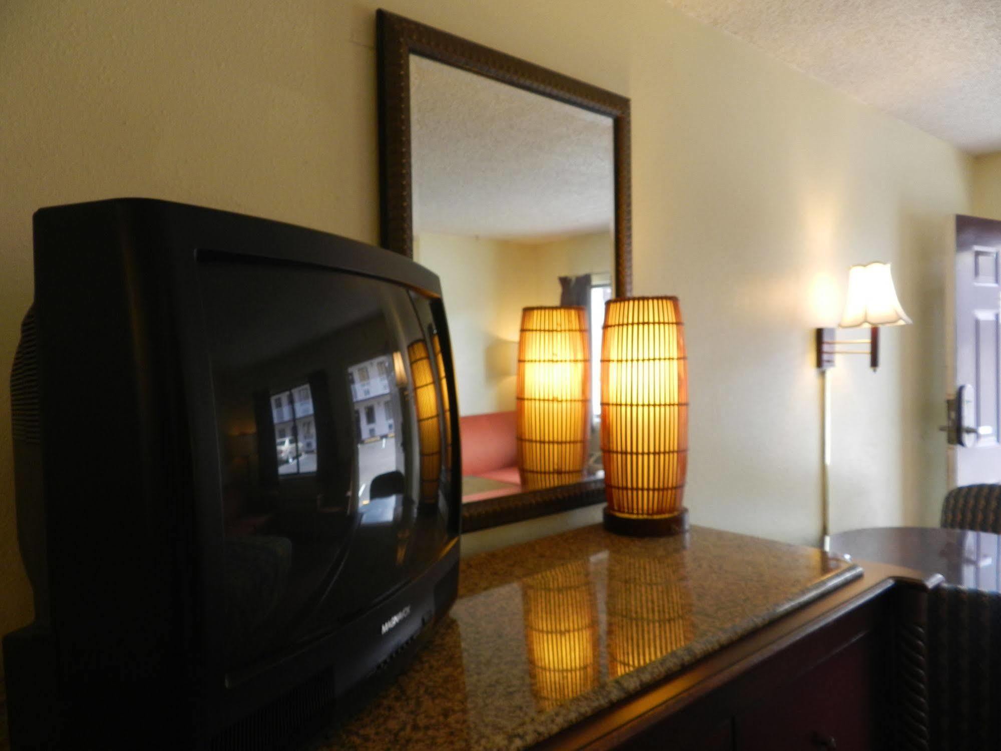Maple Leaf Inn & Suites 키시미 외부 사진